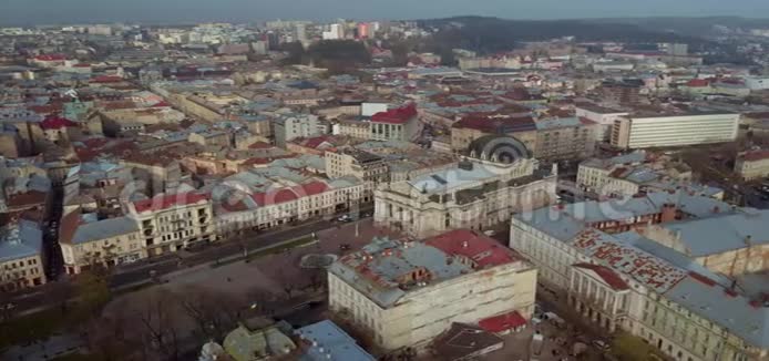 利沃夫歌剧院和芭蕾舞团的鸟瞰图视频的预览图