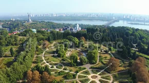 夏天无人机飞过基辅的植物园俯瞰狄尼伯祖国纪念碑和视频的预览图