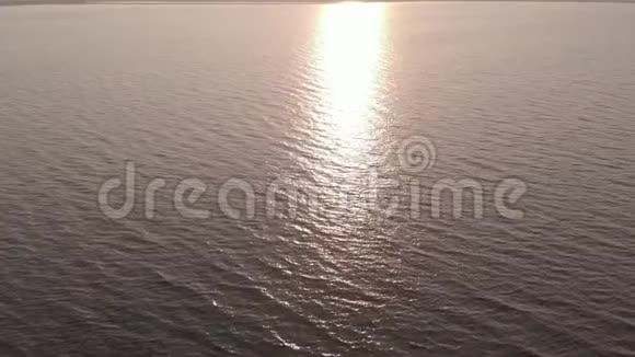 日落时的水面空中飞行基辅乌克兰视频的预览图