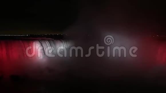 夜间在加拿大拍摄的明亮的红色和白色尼亚加拉大瀑布视频的预览图