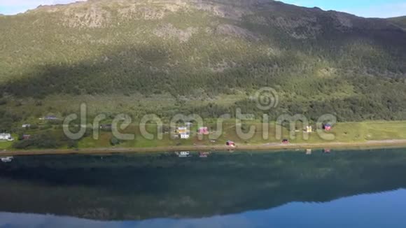挪威山边的景色视频的预览图