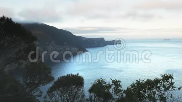 塔斯马尼亚海角顶柱的芒罗茅屋日落景色视频的预览图