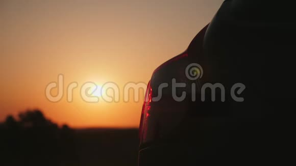 汽车在日落时闪烁应急灯特写视频的预览图