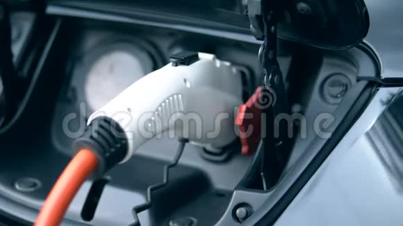 排放喷嘴插入汽车的插座视频的预览图