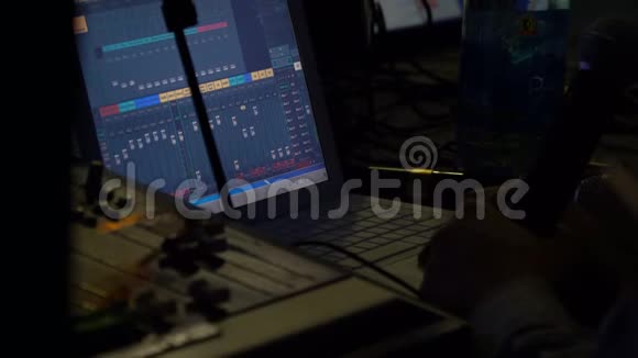 音乐电脑和混合控制台音响工程师视频的预览图