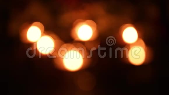 节日的蜡烛在飘散的灯光中闪烁视频的预览图