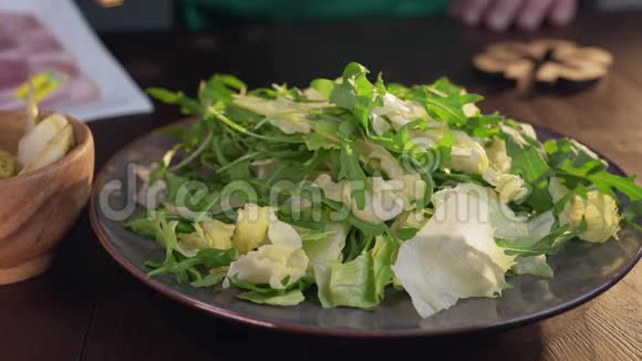 厨师在蔬菜沙拉中加入了梨包括蔬菜素食维生素和健康食品烹饪沙拉视频的预览图