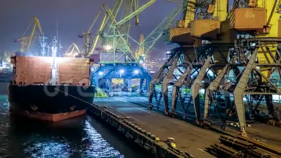 中国在码头停泊散货船的货物操作时光飞逝视频的预览图