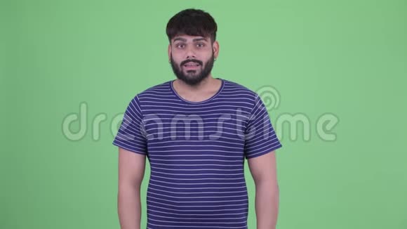 快乐的年轻的长着胡子的印度男人在解释视频的预览图