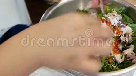 鲭鱼与新鲜蔬菜配以虾酱米恩普拉也正在准备中视频的预览图