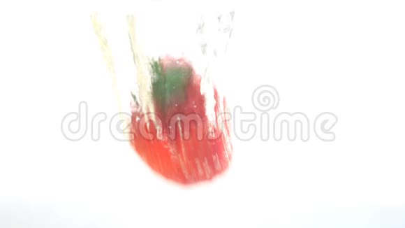 草莓掉在水里视频的预览图