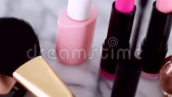化妆品化妆台上的化妆用品口红刷子睫毛膏指甲油高档美容粉视频的预览图