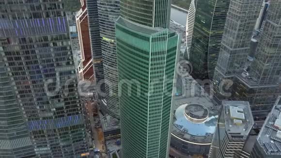 飞过玻璃摩天大楼视频的预览图