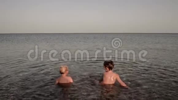 两个孩子在海边享受暑假视频的预览图