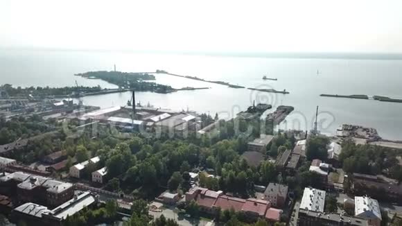 从位于克伦斯塔特的圣尼古拉斯海军大教堂雅科纳亚广场进行空中射击这是俄罗斯东正教中视频的预览图