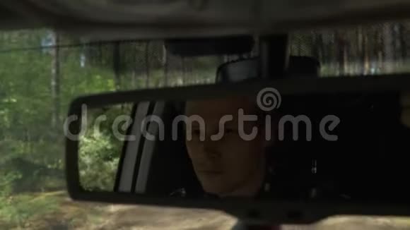通过侧镜查看驱动程序司机穿过树林透过侧镜看到他4K视频的预览图