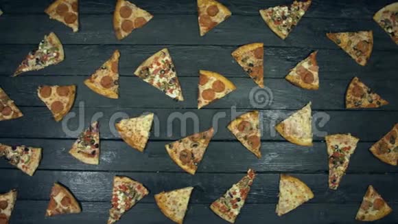 在生态黑色背景下的曼尼披萨片视频的预览图