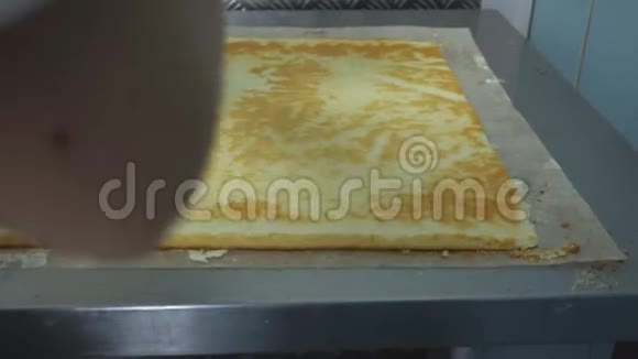 糖果师把奶油放在饼干卷上蛋糕烘焙产品手工制作带有焦糖或视频的预览图