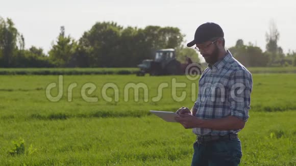 农民在地里干活用数码平板电脑视频的预览图