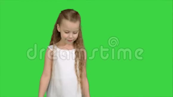小女孩在绿色屏幕上唱歌跳舞Chroma键视频的预览图
