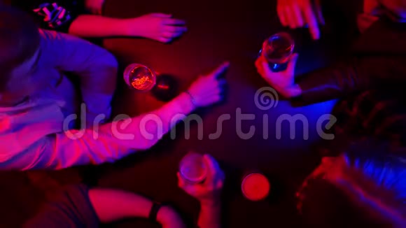 带霓虹灯的酒吧人们花时间在桌子上显示驾驶方向视频的预览图
