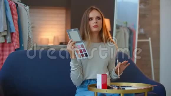 化妆vlogger影响者创建化妆品解释视频一位年轻女子正在为她拍一部新片视频的预览图