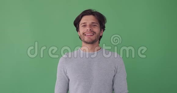 男人在绿色的背景下笑视频的预览图