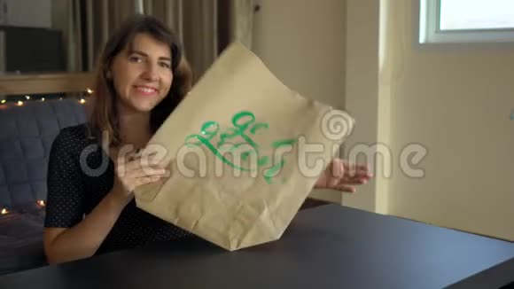年轻女子书法家用刻字手法在纸袋上书写的特写镜头她在上面写绿色视频的预览图