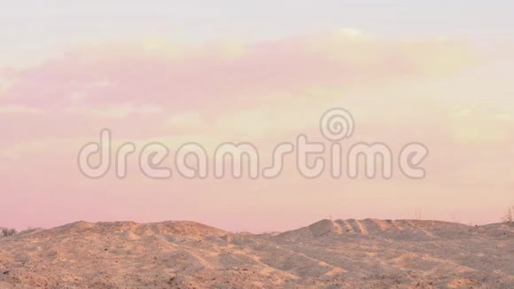 傍晚在沙漠上空的云彩视频的预览图