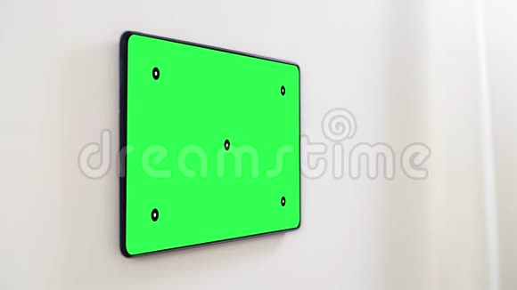 智能家居中的触摸式平板电脑绿色屏幕视频的预览图