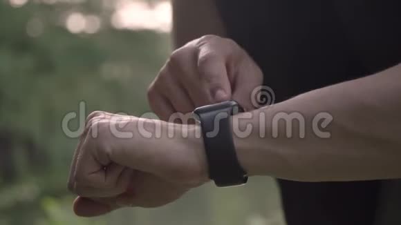 4k分辨率的体育男子在智能手表触摸屏上用手指做各种手势的特写视频视频的预览图