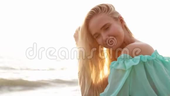 暑假概念美丽的年轻微笑的女人在海滩上放松看着相机视频的预览图