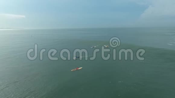 巴厘岛阳光明媚的一天人们在海洋里冲浪乘风破浪视频的预览图