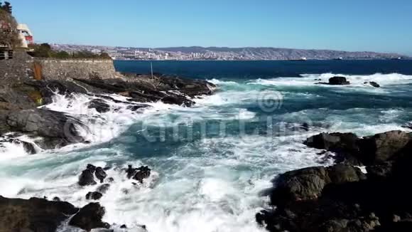 智利多岩石海岸维拉德尔马遭受海浪冲击建筑可见点视频的预览图
