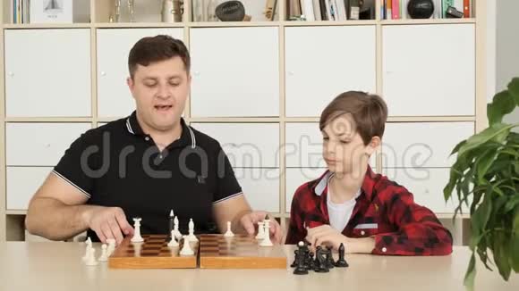 父亲转动棋盘划分了不输的规则儿子被认为是这种缓慢运动的原因视频的预览图