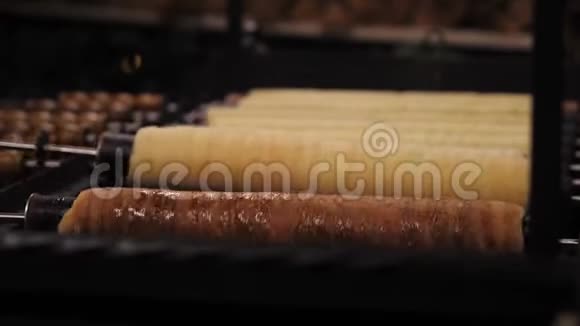 木缸上烤制的面包商业烘焙背景视频的预览图