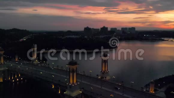 马来西亚普特拉贾亚2018年8月31日在美丽的夕阳下欣赏塞里双子桥的空中电影视频的预览图