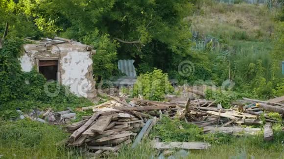 村里的破烂和废弃的房子视频的预览图