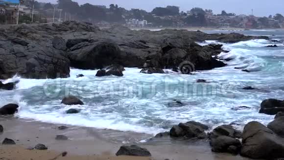 智利昆泰岩石海岸遭受海浪冲击近景视频的预览图