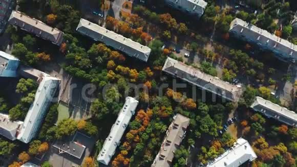 初秋在市区顶部鸟瞰秋天无人机飞过城镇屋顶汽车慢慢地穿过一个小地方视频的预览图