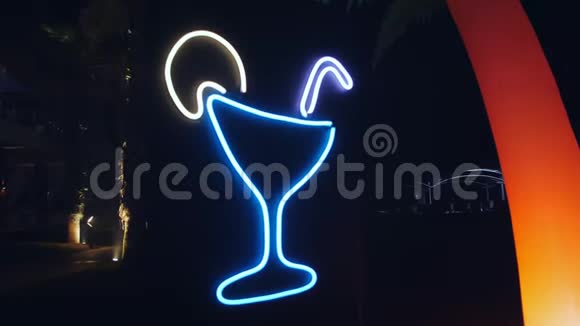 鸡尾酒霓虹灯标志鸡尾酒酒吧霓虹灯标志视频的预览图