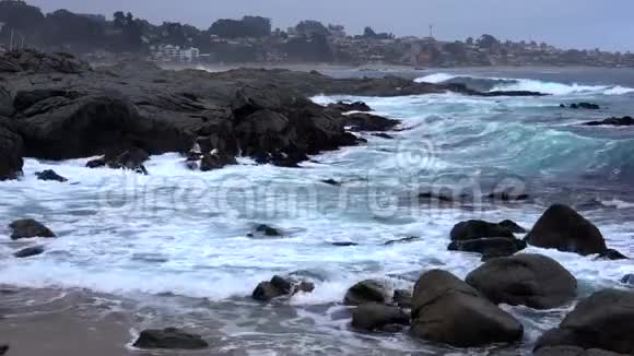 智利昆泰受海浪冲击的岩石海岸中景视频的预览图