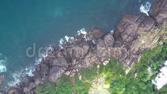 无边无际的青绿色海浪拍打着巨大的灰色石头视频的预览图