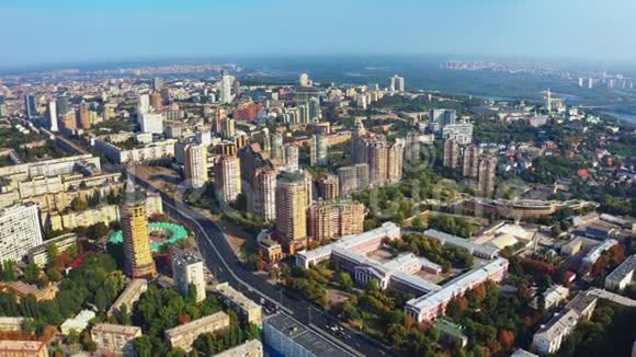 基辅精英区Pechersk的鸟瞰图乌克兰基辅市中心的昂贵房地产夏季现场视频的预览图