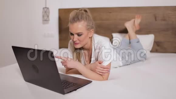 女孩完成视频聊天后关闭手提电脑视频的预览图