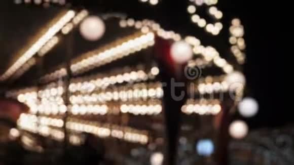 明亮的旋转木马灯光和马滚滚孩子们圣诞节背景视频的预览图