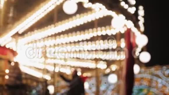 明亮的旋转木马灯光和马滚滚孩子们圣诞节背景视频的预览图