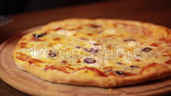 从木板上取一块披萨视频的预览图