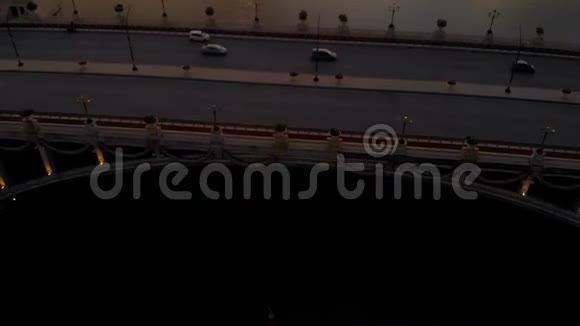马来西亚普特拉贾亚2018年8月31日在美丽的夕阳下欣赏塞里双子桥的空中电影视频的预览图