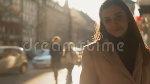 美丽的年轻女性微笑着拍摄迷人站在户外背景视频的预览图